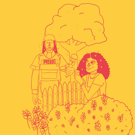 Illustration eines Journalisten mit Helm und Weste, der ein Mikrofon hält, neben einer Frau hinter einem Zaun. Beide tragen Blumenmasken. Im Hintergrund sind ein großer Baum und Büsche mit Blumen zu sehen. Das Bild ist in den Farben Rosa und Gelb gehalten.