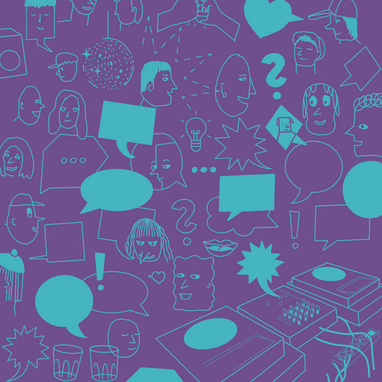 Eine Collage aus verschiedenen blauen Kritzeleien auf violettem Hintergrund mit Gesichtern, Sprechblasen, Fragezeichen, einem Laptop, einer Glühbirne, Herzen und anderen abstrakten Formen, die ein Gefühl von Kommunikation und Interaktion vermitteln.