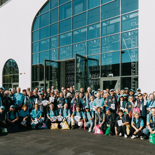 Eine große Große von Menschen in hellblauen T-Shirts